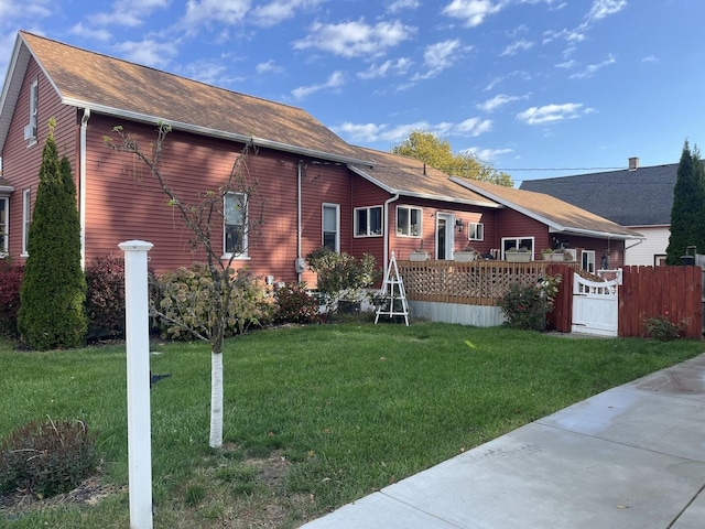 view of front facade featuring a front yard