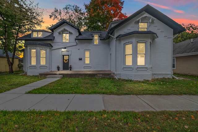 view of front facade with a yard