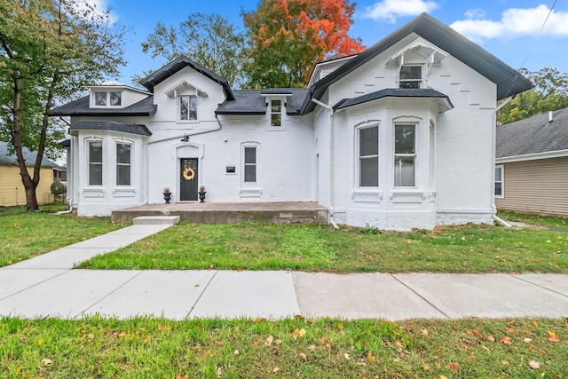 view of front of property featuring a front yard