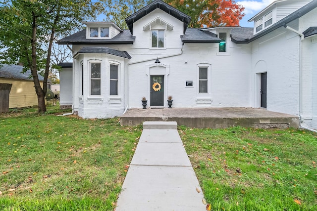 view of front of home featuring a front lawn