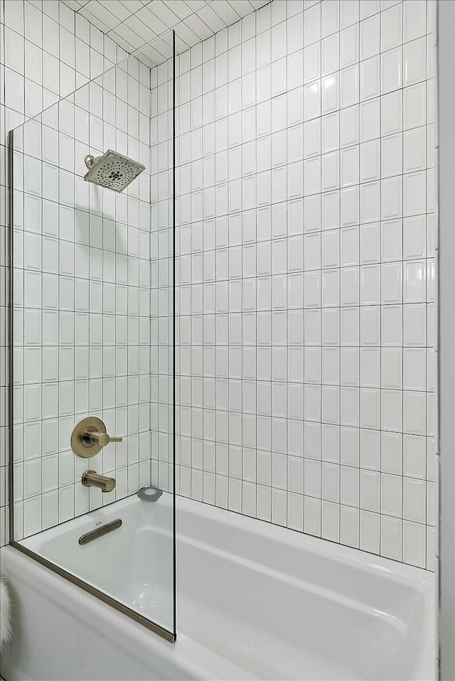 bathroom with tiled shower / bath