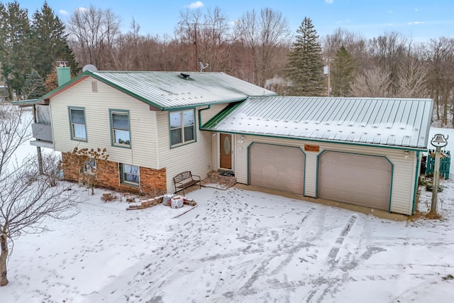 view of front of property featuring a garage