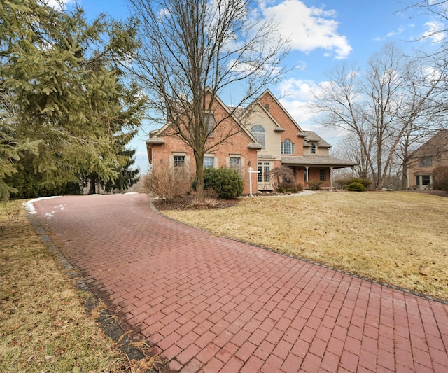 view of front of house featuring a front lawn