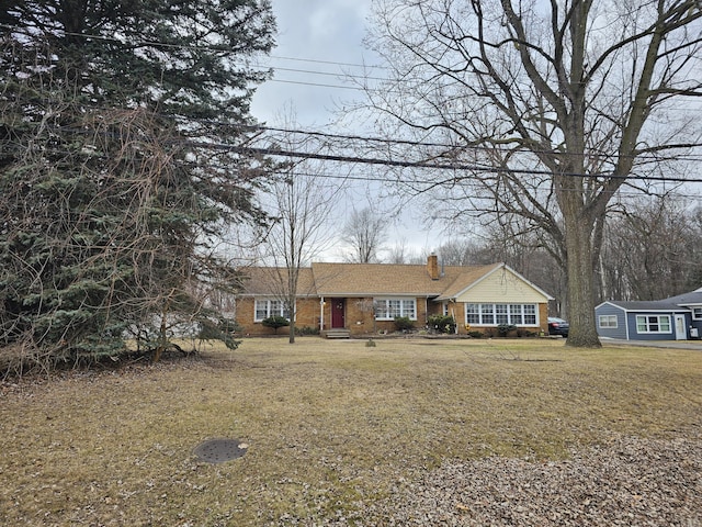 view of front facade with a front yard