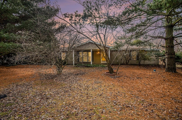 view of yard at dusk