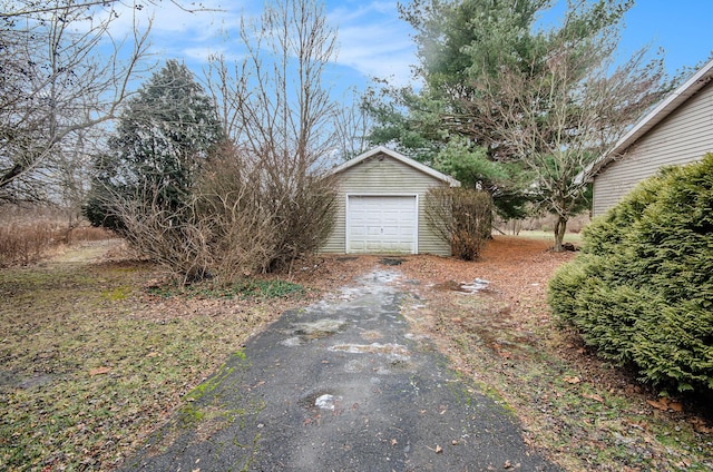 view of yard with a garage and an outdoor structure