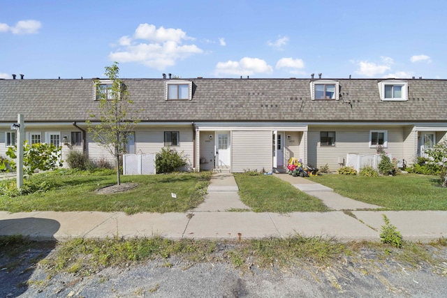 view of front of property with a front yard