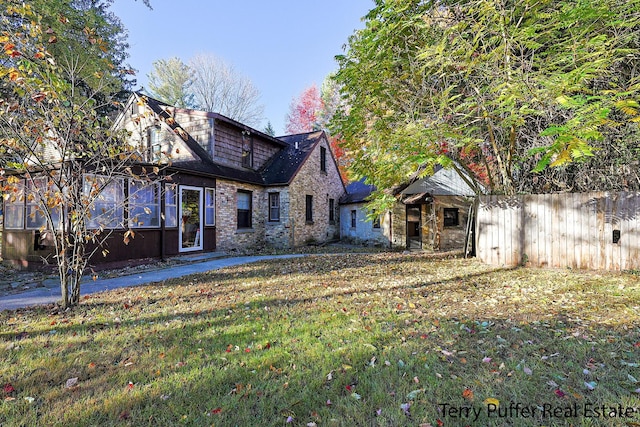 view of front facade featuring a front lawn