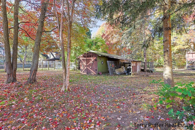 view of yard with an outbuilding