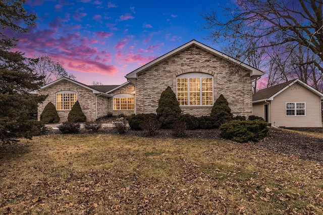 view of front of property featuring a yard