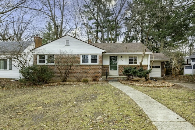 view of front facade featuring a garage and a front yard