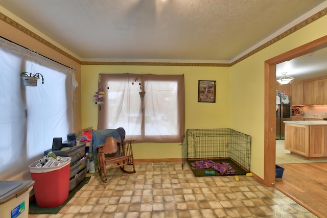 sitting room with ornamental molding