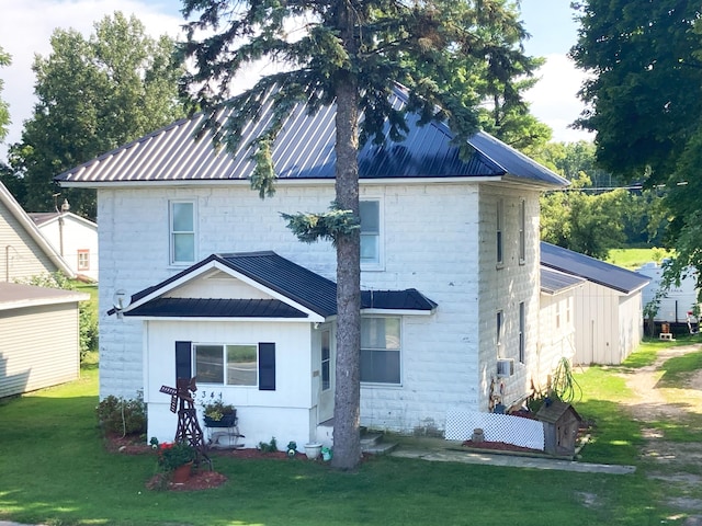 back of house featuring a lawn