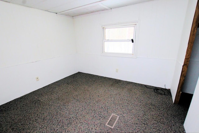 spare room with carpet flooring