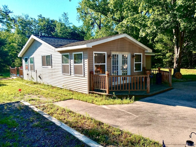 ranch-style home with a wooden deck