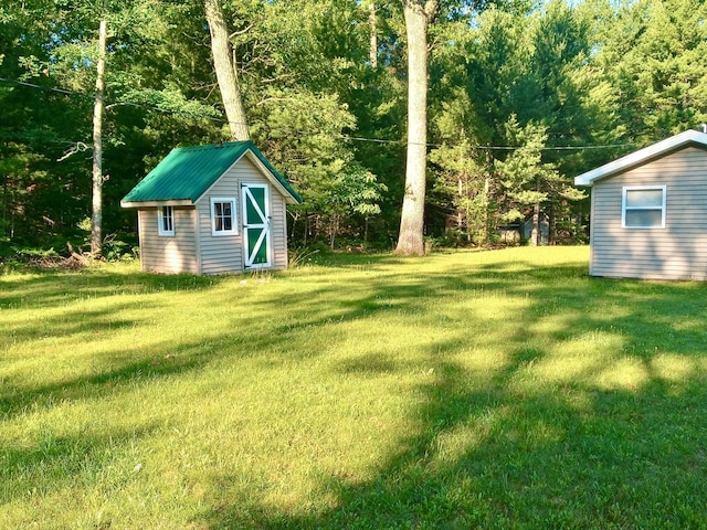 view of yard with a storage shed