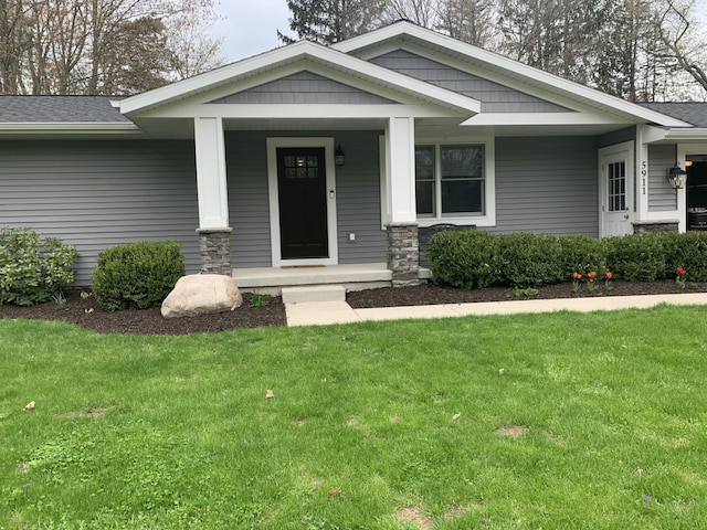 view of front of property featuring covered porch and a front lawn