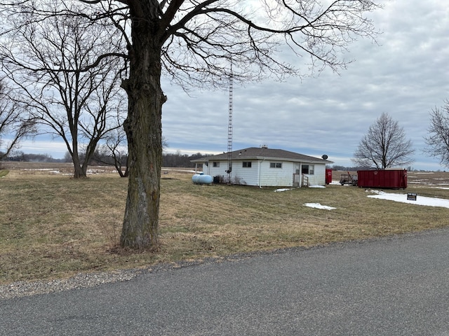 view of front of property featuring a front lawn