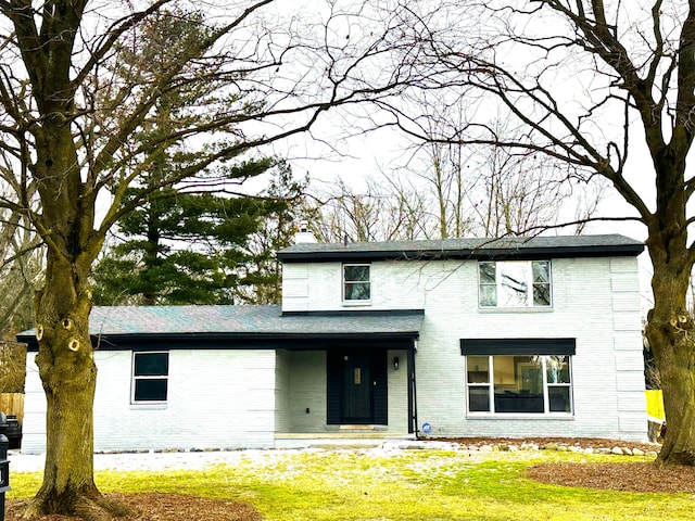 view of front of property featuring a front lawn