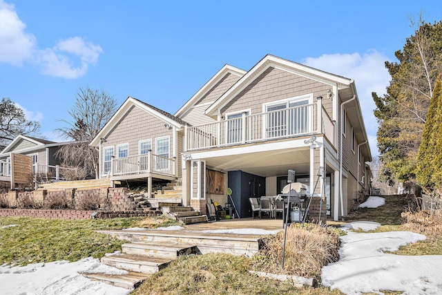 view of front of home featuring a balcony