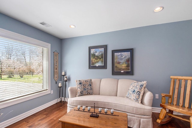 living area featuring dark wood-type flooring, recessed lighting, visible vents, and baseboards