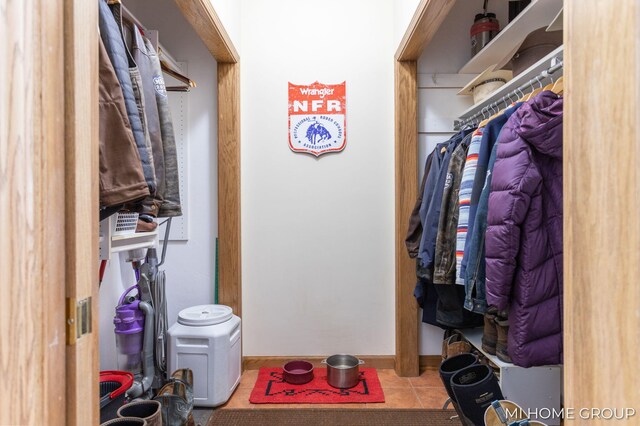 spacious closet featuring light tile patterned floors