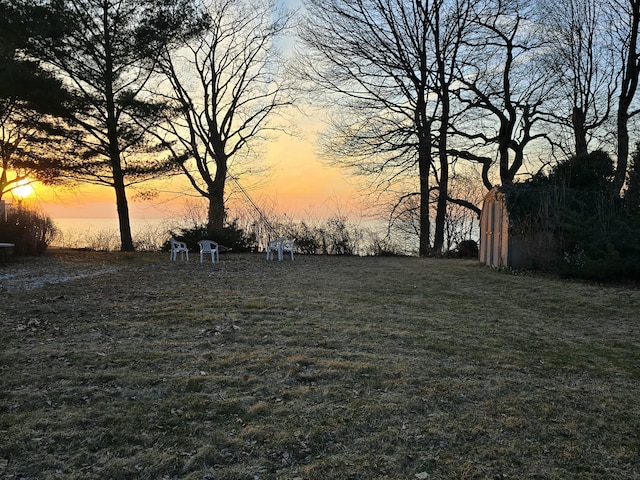 view of yard at dusk