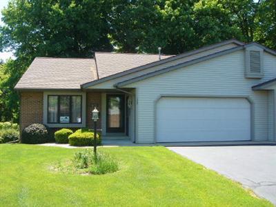 view of front facade featuring a front yard, driveway, and an attached garage