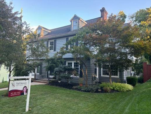 view of front of property featuring a front yard