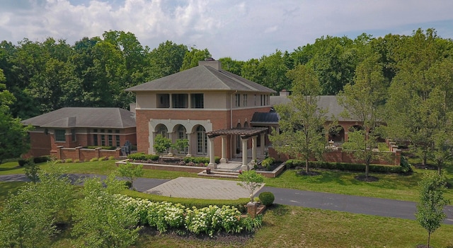 view of front facade with a front yard