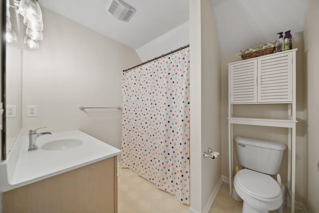 full bath featuring curtained shower, visible vents, toilet, vaulted ceiling, and vanity