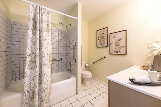 full bathroom featuring shower / bathtub combination with curtain, toilet, vanity, tile patterned flooring, and baseboards