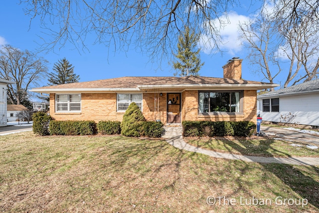 single story home with a front yard