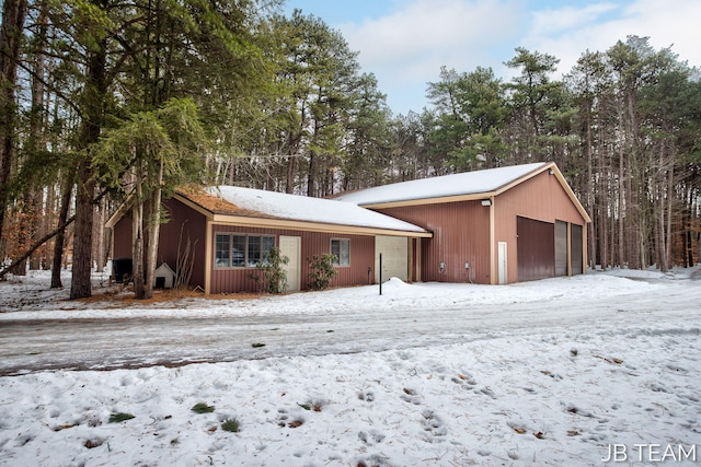 view of front of house with a detached garage