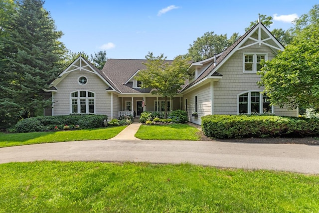 view of front facade with a front yard