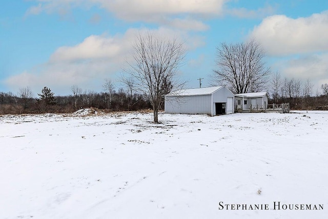 view of yard layered in snow