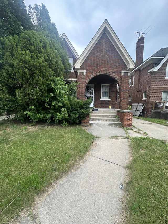 view of front facade with covered porch and a front lawn