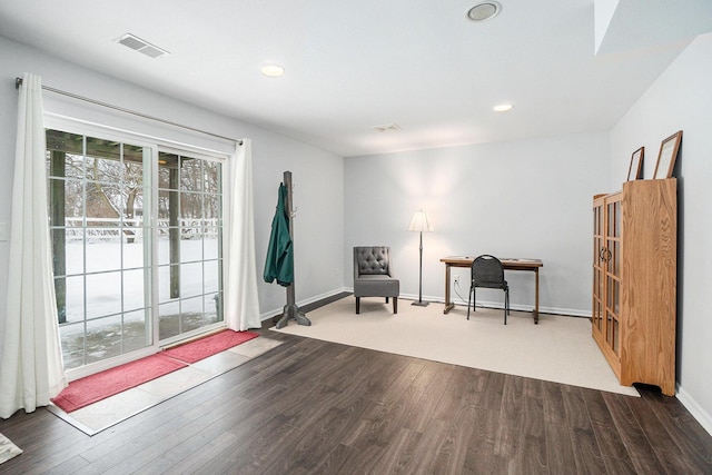 living area featuring visible vents, recessed lighting, baseboards, and wood finished floors