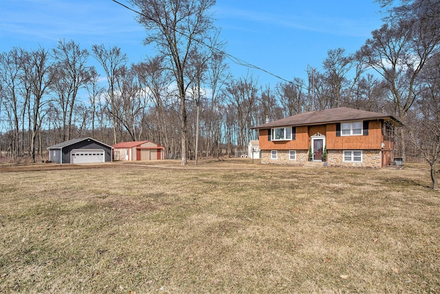 view of yard featuring an outdoor structure and a garage