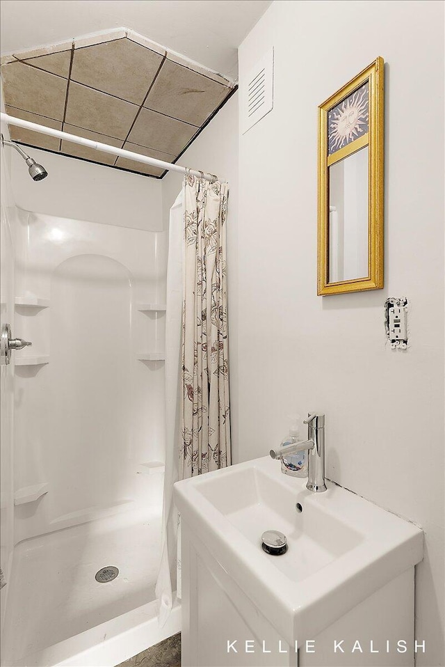 324 Gunnison Ave SW, Grand Rapids, MI 49504 - full bathroom featuring curtained shower and vanity