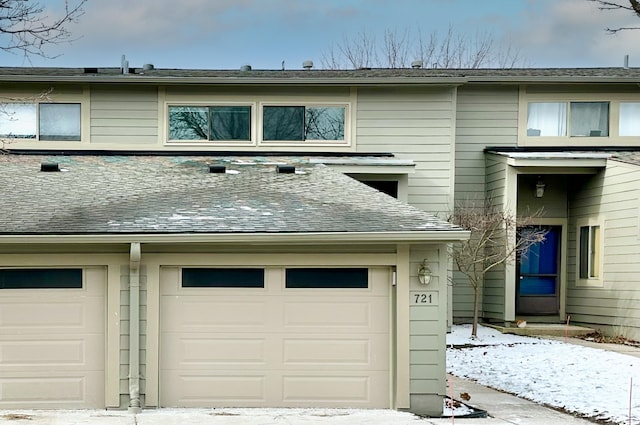 view of front facade featuring a garage