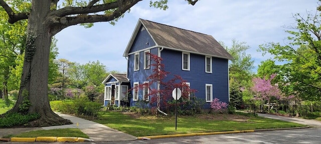 view of front facade featuring a front lawn