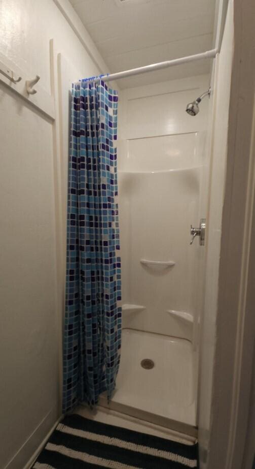 bathroom featuring curtained shower