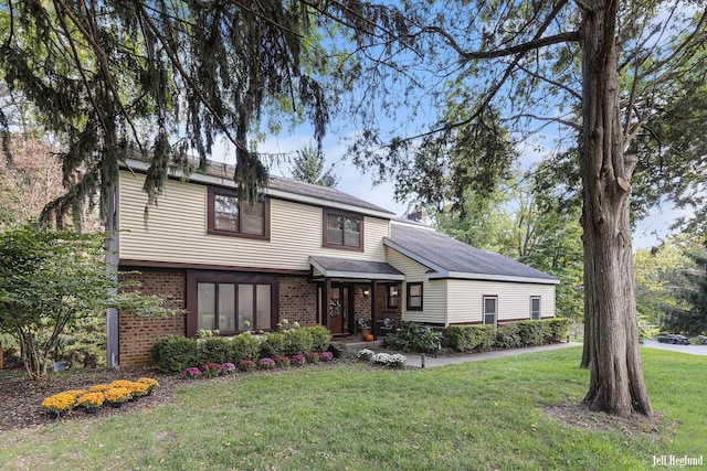 view of front of home featuring a front lawn