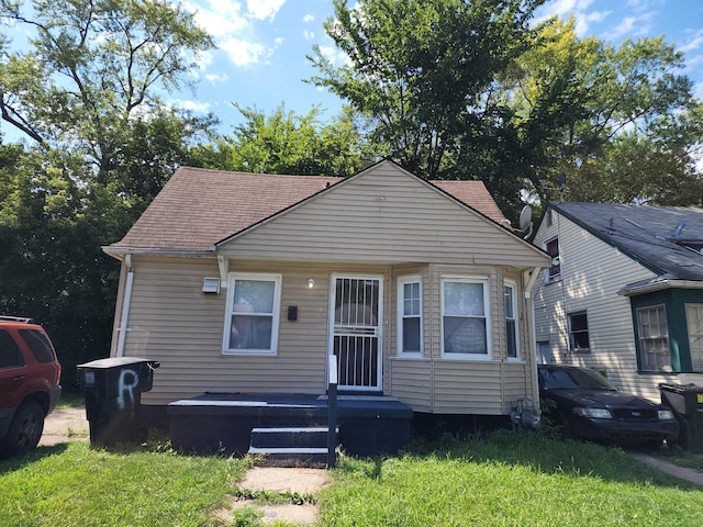 bungalow featuring a front yard