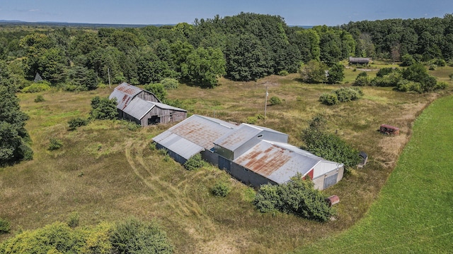 birds eye view of property featuring a forest view