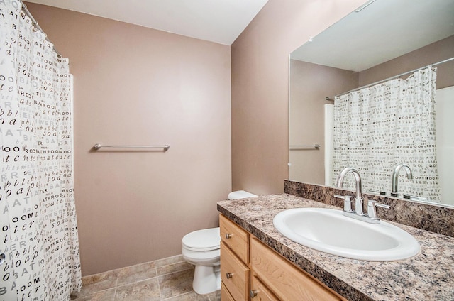 full bathroom featuring tile patterned flooring, toilet, vanity, baseboards, and a shower with curtain