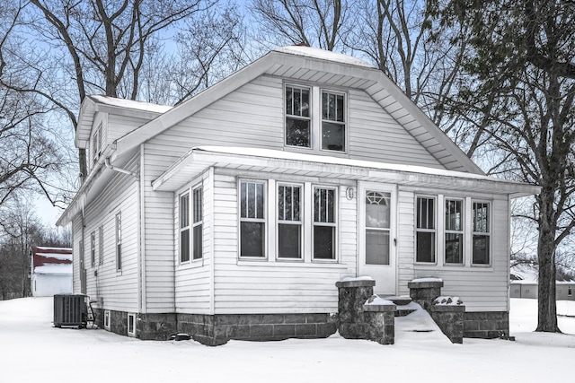 view of front facade featuring central AC unit