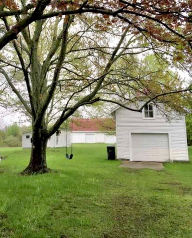 view of yard featuring an outdoor structure