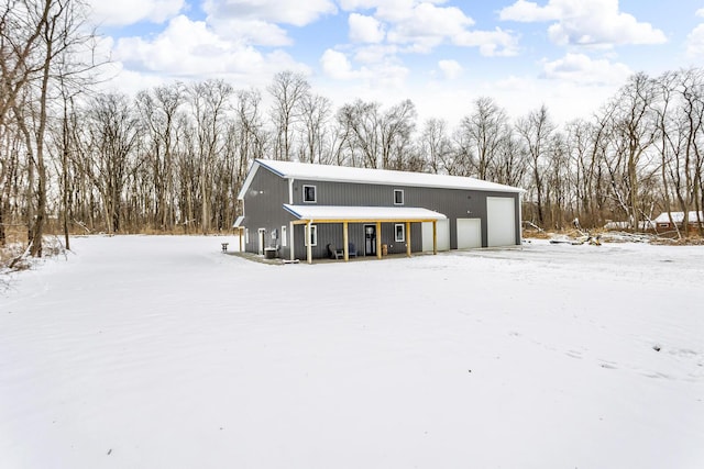 view of front of house featuring a detached garage